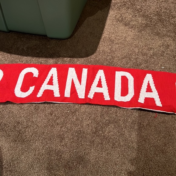 Canada Scarf - Picture 3 of 4
